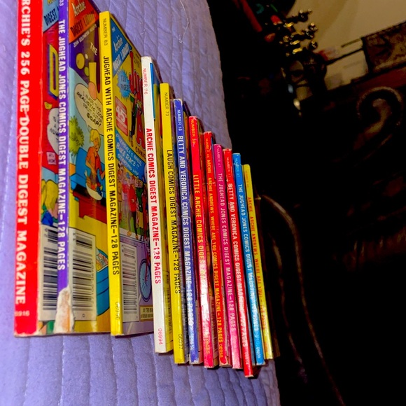 VINTAGE Archie Andrew’s,-jug head jones, and Betty and Veronica COMICS.12 comics - Picture 3 of 5